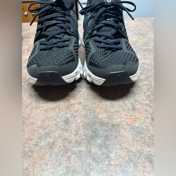 ON RUNNING - Picture 6 of 8